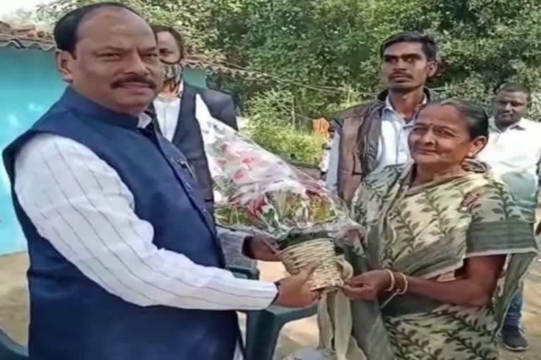 former-cm-raghubar-das-honored-padma-shri-chhutni-mahto-in-seraikela