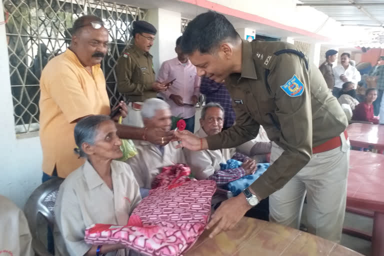 SSP gave flowers to old man and woman at Lalmani Vridh Seva Ashram of Dhanbad