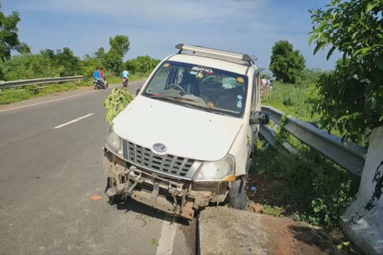 மயிலாடுதுறையில் சாலையில் சுற்றித் திரிந்த மாடுகளால் கார் விபத்துக்குள்ளானதில் இருவர் காயமடைந்துள்ளனர்.