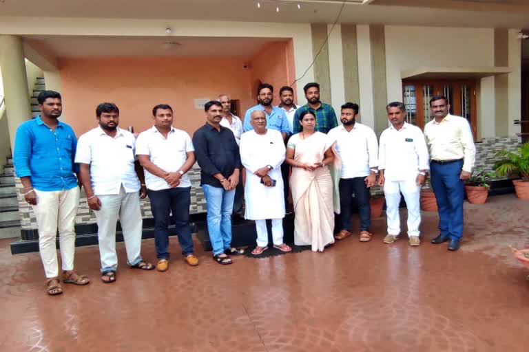 Lakshmi Hebbalkar meets ex mla Raju kage