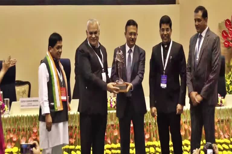 bbmp recieves clean city award