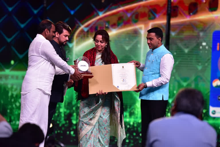 హేమమాలినికి అవార్డు, Hema Malini receives Indian Film Personality of the Year award