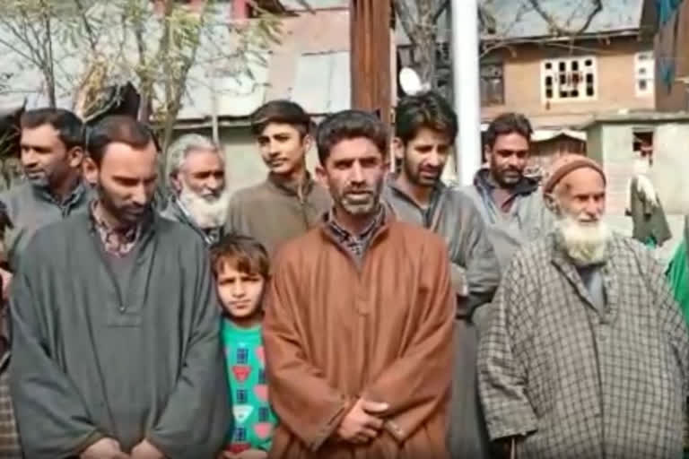 Anantnag: People protest against power department due to unavailability of electricity