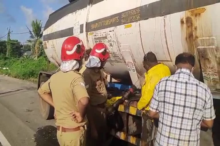 acid leaked  tanker lorry  kayamkulam  Hydrochloric acid  ഹൈഡ്രോക്ലോറിക് ആസിഡ്  ടാങ്കർ ലോറി  കായംകുളം വാര്‍ത്ത  kayamkulam news