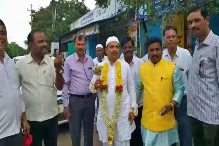 Groom  casts his vote before wedding in koppal