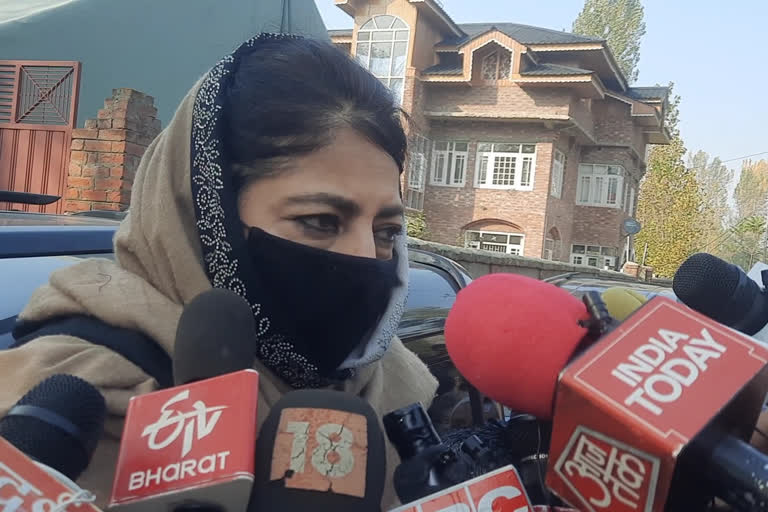 Mehbooba leads protest march from her residence to Raj Bawan