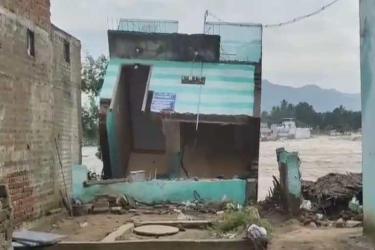 பாலாற்று வெள்ளத்தில் அடித்துச் செல்லப்பட்ட வீடு