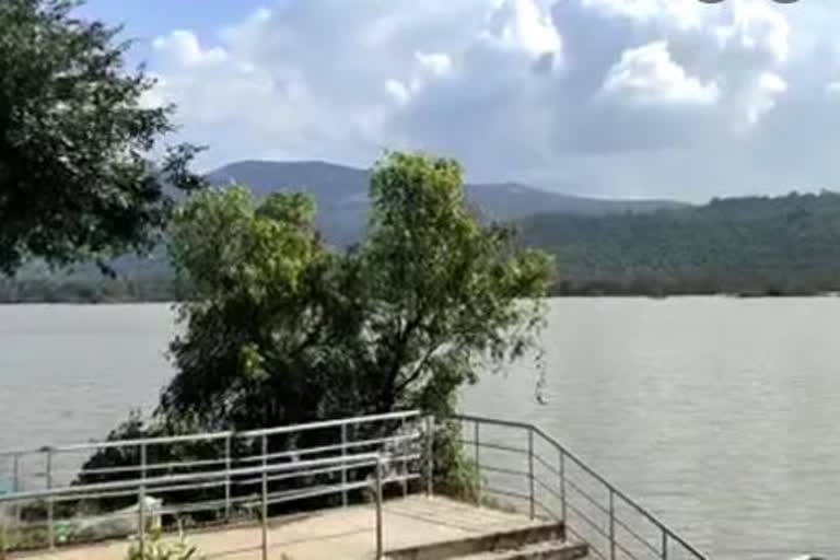 Intense Rain In Andhrapradesh  Rayalacheruvu Reservoir Cracks people evecuated  Chittoor Collector M Hari Narayanan  Chittoor district administration  Ramachandrapuram mandal  ആന്ധ്ര ജലസംഭരണി വിള്ളല്‍  കനത്തമഴ ആന്ധ്രാപ്രദേശ്  രായലചെറുവു ജലസംഭരണി  ചിറ്റൂര്‍ കലക്‌ടര്‍ ഹരിനാരായണന്‍ ഐ.എ.എസ്  ഇന്ത്യ വെള്ളപ്പൊക്കം