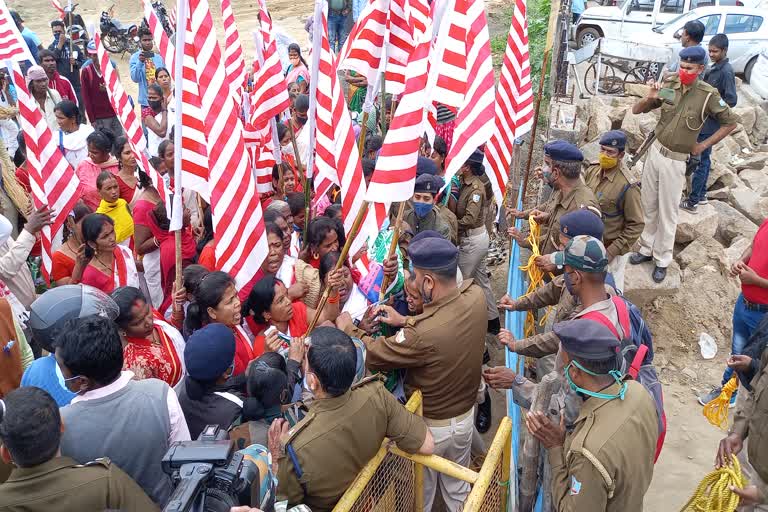 police-clash-with-tribals-during-congress-office-gherao-in-ranchi