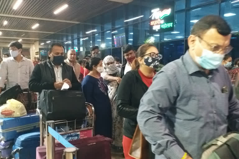 पटना एयरपोर्ट पर विमान रद्द होने से बढ़ी भीड़