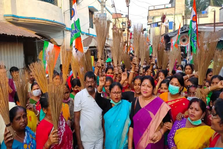 তৃণমূলের বিক্ষোভ রোখার মুহূর্তে পুলিশ