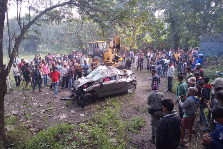 Road accident in Dhanbad, Five killed in Road accident in Dhanbad, Dhanbad road accident, Dhanbad Horrific road accident, Same family died in road accident, ಧನ್ಬಾದ್​ನಲ್ಲಿ ರಸ್ತೆ ಅಪಘಾತ, ಧನ್ಬಾದ್​ ರಸ್ತೆ ಅಪಘಾತದಲ್ಲಿ ಐವರು ಸಾವು, ಧನ್ಬಾದ್​ ರಸ್ತೆ ಅಪಘಾತ, ಧನ್ಬಾದ್​ ಭೀಕರ ರಸ್ತೆ ಅಪಘಾತ, ರಸ್ತೆ ಅಪಘಾತದಲ್ಲಿ ಐವರು ಸಾವು,