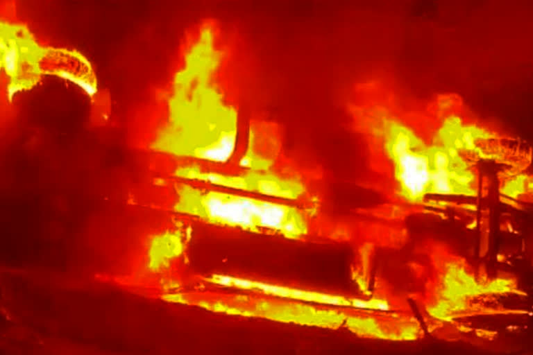 lorry fire, lorry fire in mulkalapally, lorry fire in yadadri, ముల్కలపల్లిలో లారీ దగ్ధం