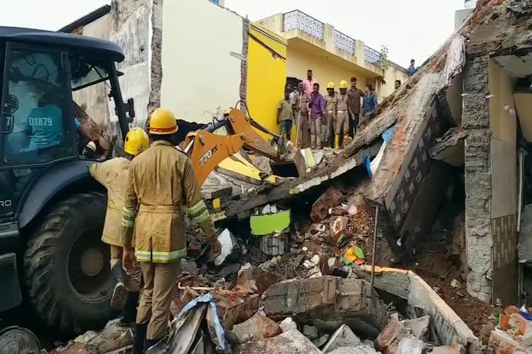 Cylinder blast: Four died  gas cylinder blasted in tamil nadu  gas cylinder blasted in salem district  salem district  സേലത്ത് ഗ്യാസ് സിലണ്ടര്‍ പൊട്ടിത്തെറിച്ചു  ഗ്യാസ് സിലണ്ടര്‍ പൊട്ടിത്തെറിച്ചു  tamil nadu news  Cylinder blast  gas cylinder  പാചകവാതക സിലിണ്ടർ അപകടം