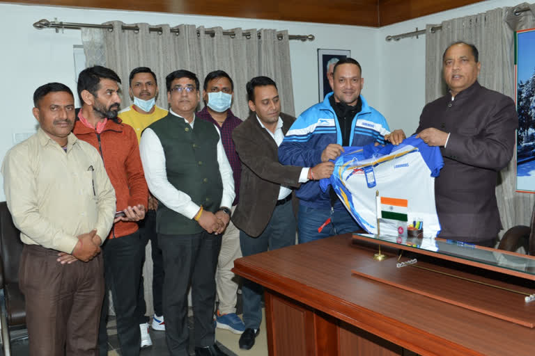 Chief Minister meets Badminton player Yogesh Chauhan