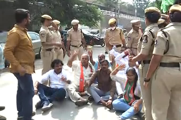 BJP leaders tried to attack the BC Bhavan