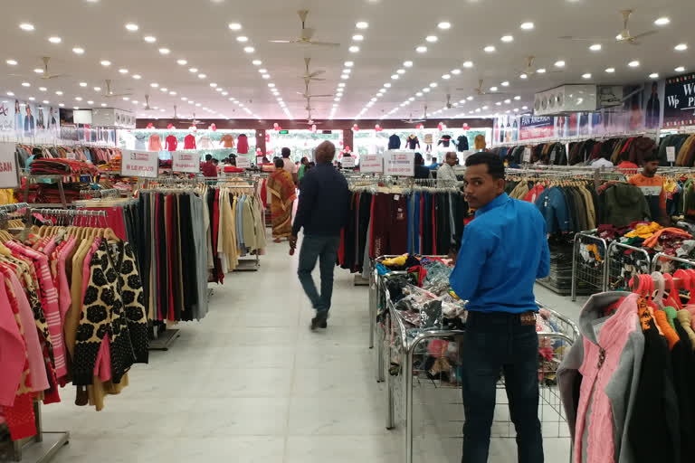 The warm clothing trade is booming in Gaya due to the severe cold