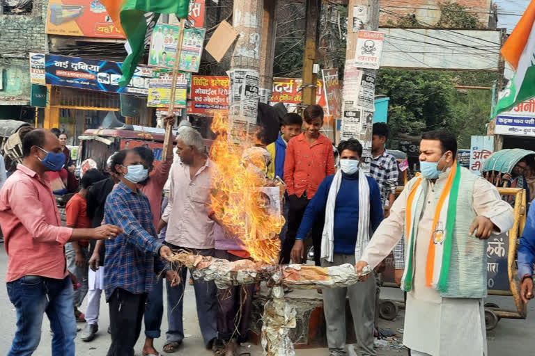 युवा कांग्रेस के नेता ने जमा खान का फूंका पुतला