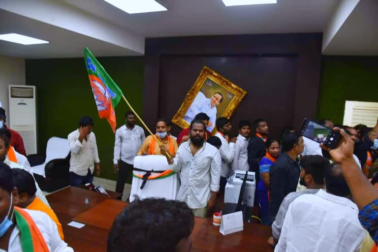 case-filed-against-32-bjp-corporators-in-hyderabad-for-attack-on-ghmc-office