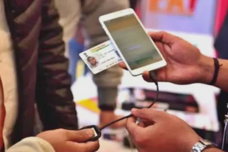 UIDAI 'યુનિવર્સલ ઓથેન્ટિકેટર' તરીકે સ્માર્ટફોનના ઉપયોગ માટે કરી રહ્યું છે કામ - CEO