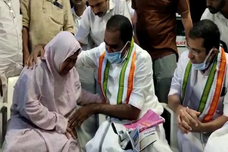 Mofia Parvin death  Mofia's mother visits protesting Congress leaders  Aluva East police station  Congress stages sit-in  കുത്തിയിരിപ്പ് സമരം  ആലുവ ഇസ്റ്റ് പൊലീസ് സ്റ്റേഷൻ  CI Sudheer suspend  സി.ഐ. സുധീർ  നിയമ വിദ്യാർഥിയുടെ മരണം  എറണാകുളം വാർത്ത