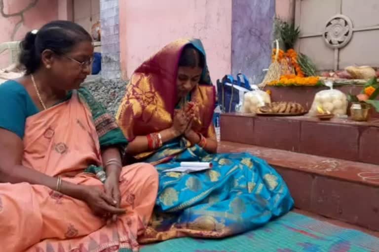 Bride Protest day 4: ଶ୍ବଶୁର ଘର ଆଗରେ ମାଣ ବସାଇଲେ କନ୍ୟା