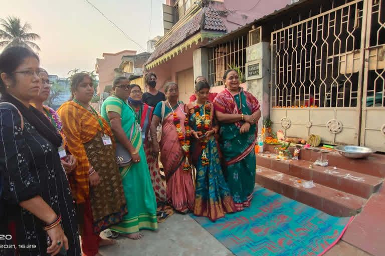 Bride On Dharana: ଶାଶୁ ଘର ଆଗରେ ଧାରଣାରେ ବସିଥିବା ଯୁବତୀଙ୍କୁ ଭେଟିଲା ସାମାଜିକ ସଂଗଠନ