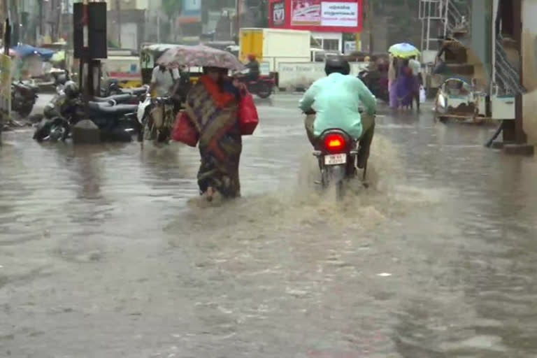 Rains lash Thoothukodi, Ramanathapuram rain, orange alert for Chennai, Tamilnadu rain news, ಮಳೆಯಲ್ಲಿ ಮುಳುಗಿದ ತೂತುಕೋಡಿ, ದೇವಾಲಯಗಳ ನಾಡು ರಾಮೇಶ್ವರಂಗೆ ಭಕ್ತರು ಭೇಟಿ, ಚೆನ್ನೈಗೆ ಆರೆಂಜ್​ ಅಲರ್ಟ್​, ತಮಿಳುನಾಡು ಮಳೆ ಸುದ್ದಿ,