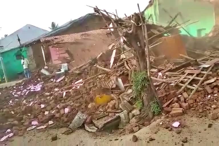 house-collapse-due-to-heavy-rain-in-davanagere