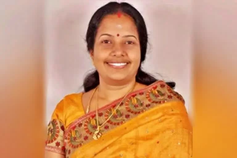 vanathi srinivasan released  admk bjp clash  2016 election campaign  admk bjp clash in 2016 election campaign case  vanathi srinivasan released from the case of admk bjp clash  coimbatore news  coimbatore latest news  கோயம்புத்தூர் செய்திகள்  பாஜக அதிமுக மோதல் விவகாரம்  விடுதலை பெற்ற வானதி  வானதி சீனிவாசன் வழக்கு  பாஜக அதிமுக மோதல் வழக்கில் இருந்து விடுதலை பெற்ற வானதி  தேர்தல் பரப்புரையில் மோதல்