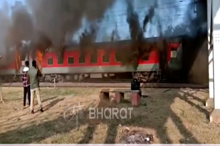 Fire engulf four bodies of Durg Express in MP