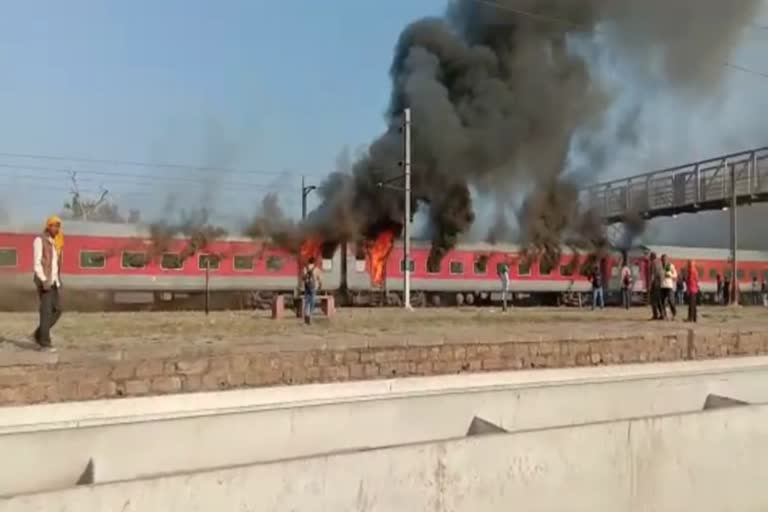 running train catches fire  madhya prades train fire  udhampur express train fire  ട്രെയിന്‍ തീപിടിച്ചു  മധ്യപ്രദേശ് ട്രെയിന്‍  മധ്യപ്രദേശ് ഓടുന്ന ട്രെയിന് തീപിടിച്ചു  ഉദ്ദംപൂര്‍ എക്‌സ്‌പ്രസ് ട്രെയിന്‍ അഗ്നിബാധ  എസി കോച്ച് തീപിടിത്തം