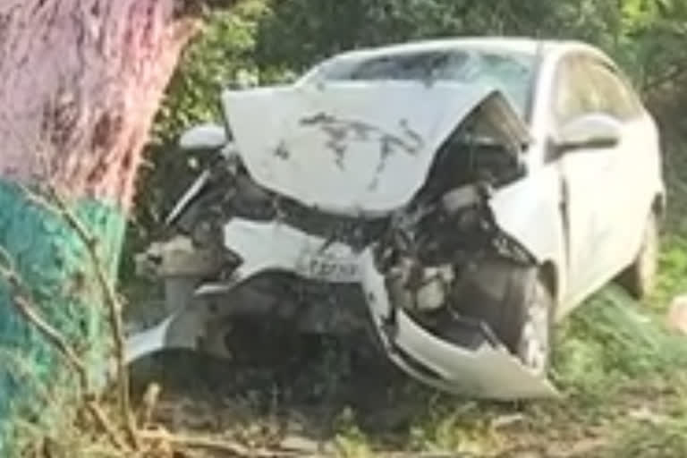 Car hits a tree in Manakondur, four dead, one injured