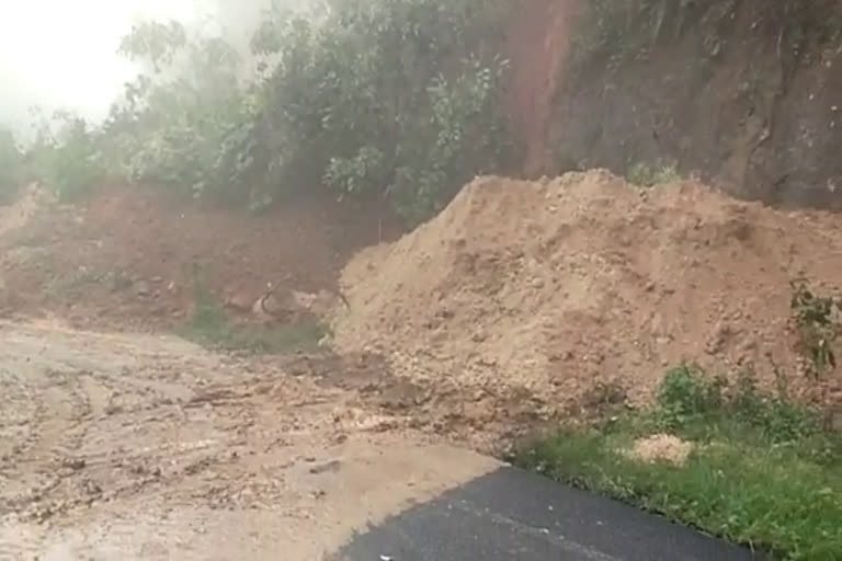 Idukki Chathurangapara Landslide  Kumily Munnar State Highway  transportation restored  വെള്ളക്കൽത്തേരിയിൽ മണ്ണിടിച്ചിൽ  ചതുരംഗപ്പാറയ്ക്ക് സമീപം മണ്ണിടിഞ്ഞു വീണു  കുമളി മൂന്നാർ സംസ്ഥാന പാത  ഗതാഗതം പുനസ്ഥാപിച്ചു  kerala recent landslide