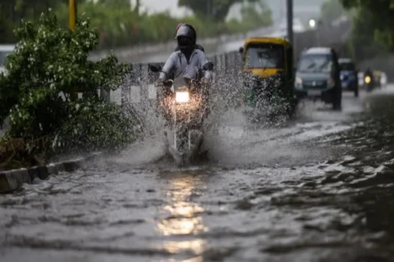 பள்ளி கல்லூரிக்கு விடுமுறை