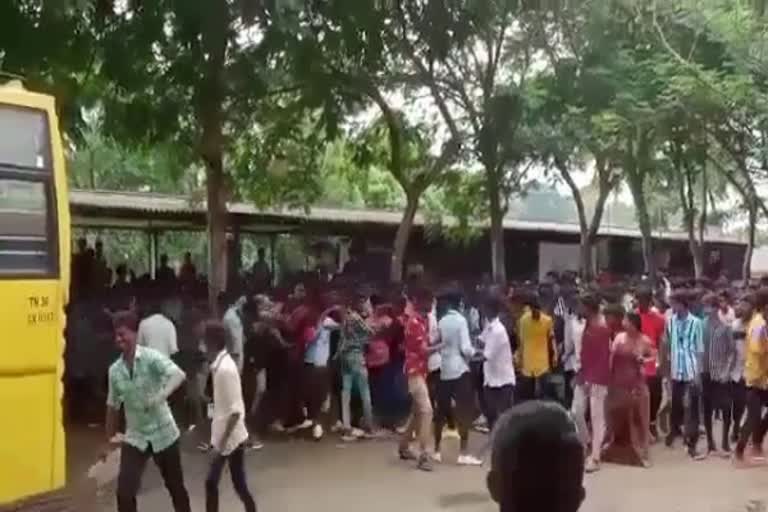 தனியார் கல்லூரியில் தகராறு: கல்லூரி மாணவர்களின் வைரல் காணொலி!