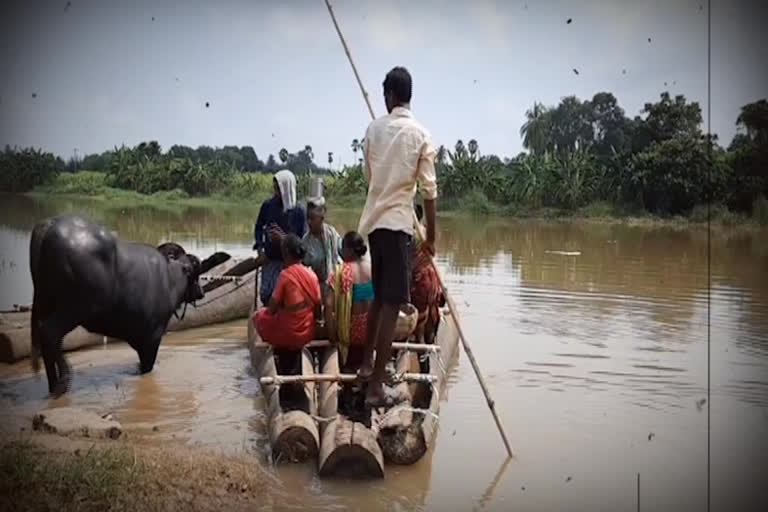 నది దాటేందుకు అవస్థలు