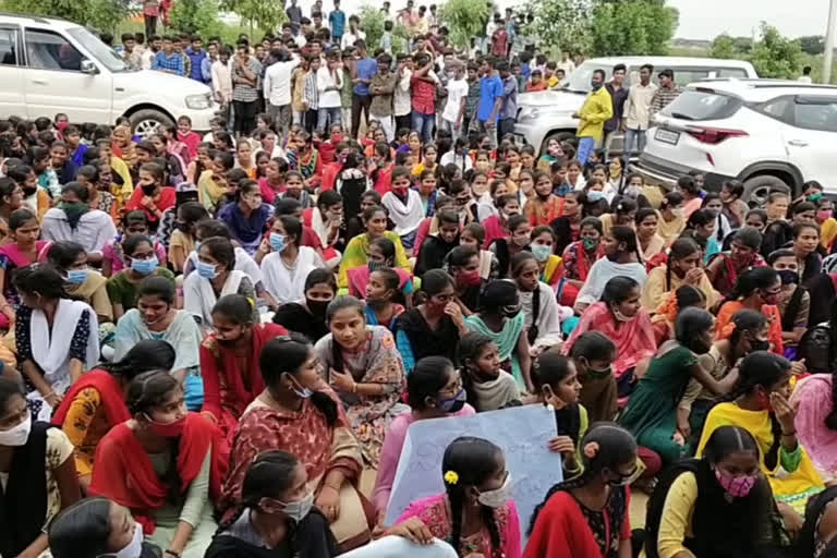 students strike in alampur, Students protest against liquor shop