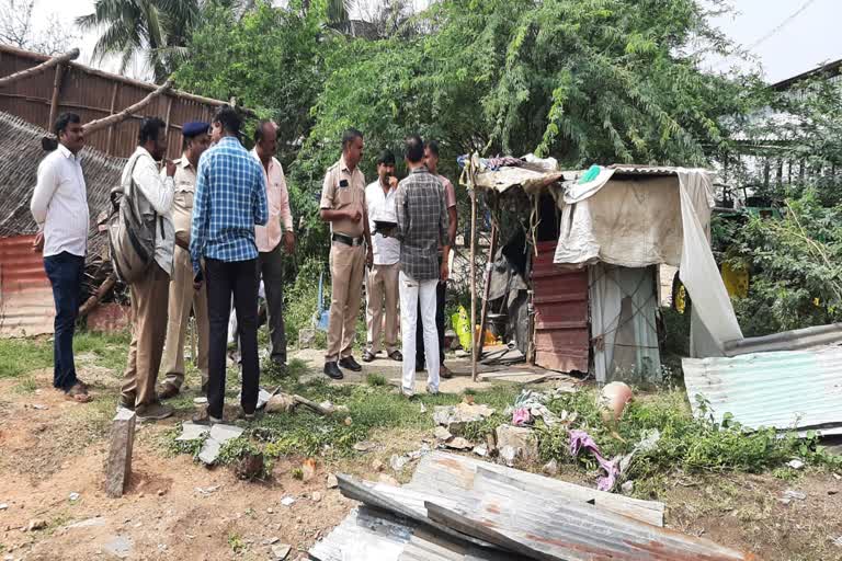 naked dead body of woman found in koppal,ಗಂಗಾವತಿಯಲ್ಲಿ ನಗ್ನ ಸ್ಥಿತಿಯಲ್ಲಿ ಮಹಿಳೆಯ ಶವ ಪತ್ತೆ