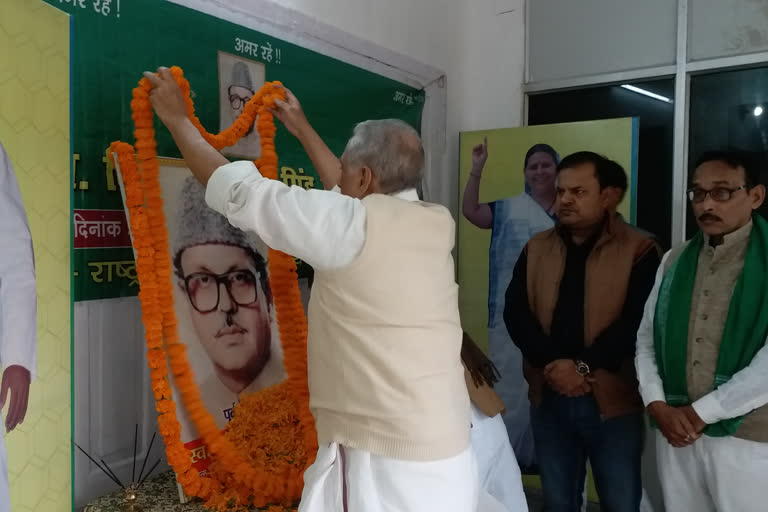 RJD leaders pay tributes to dr vp singh