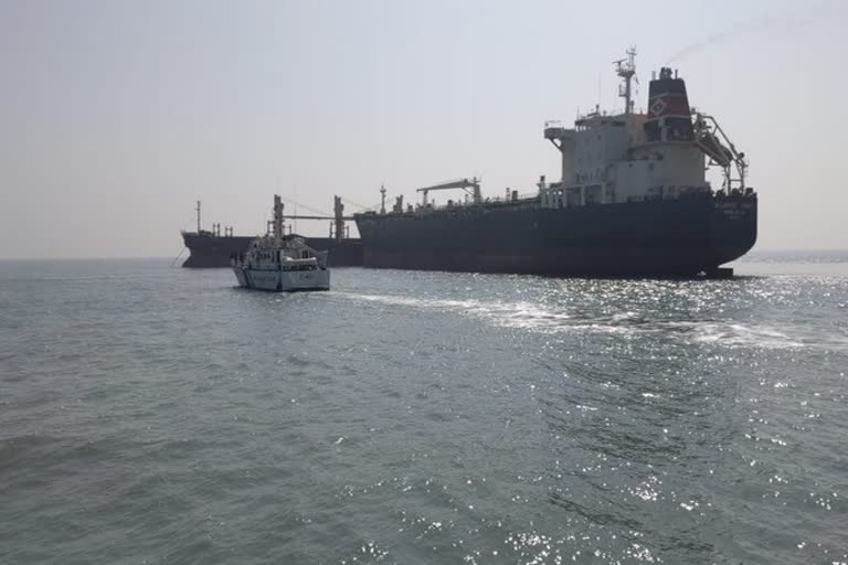 merchant vessels collide  Gulf of Kutch  ചരക്ക് കപ്പലുകള്‍ കൂട്ടിയിടിച്ചു  ഗള്‍ഫ് ഓഫ്‌ കച്ച്  കച്ച് ഉള്‍ക്കടല്‍  ഐസിജിഎസ് സമുദ്ര പാവക്  oil/chemical tanker  bulk carrier