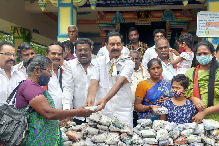 கோயம்புத்தூரில் உதயநிதி ஸ்டாலினின் பிறந்த நாள் விழா கொண்டாடப்பட்டது.