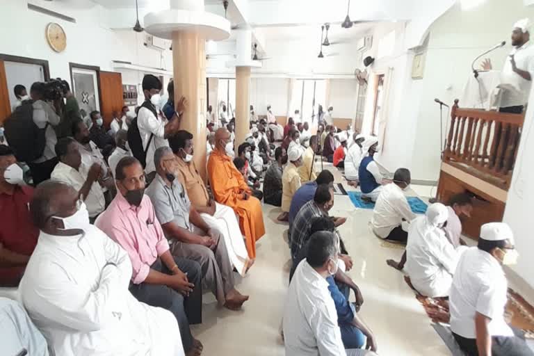 non muslims participated in juma prayer in markaz  juma prayer at markaz masjid in alappuzha  മർക്കസിലെ ജുമാ നമസ്‌കാരത്തിൽ പങ്കെടുത്ത് ഇതര മതവിശ്വാസികൾ  ആലപ്പുഴ മർക്കസ് മസ്‌ജിദിലെ ജുമാ നമസ്കാരം