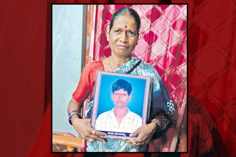 Woman fighting for lockup death case, lakshmi narsavva fighting