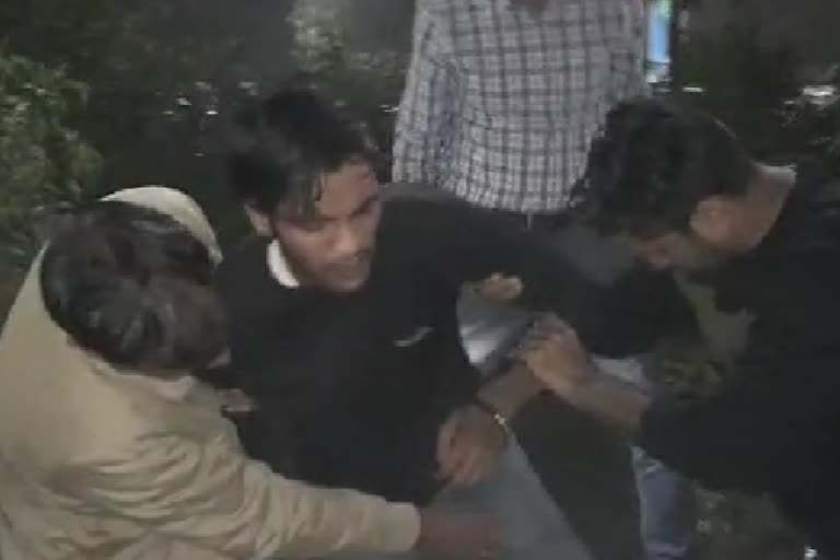 vicious-chain-snatcher-injured-in-police-encounter-in-noida