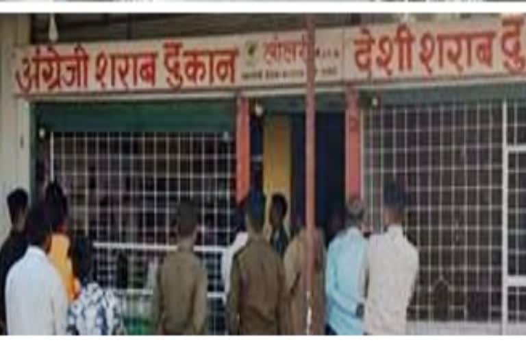 Lakhs of rupees looted in liquor shop of korba