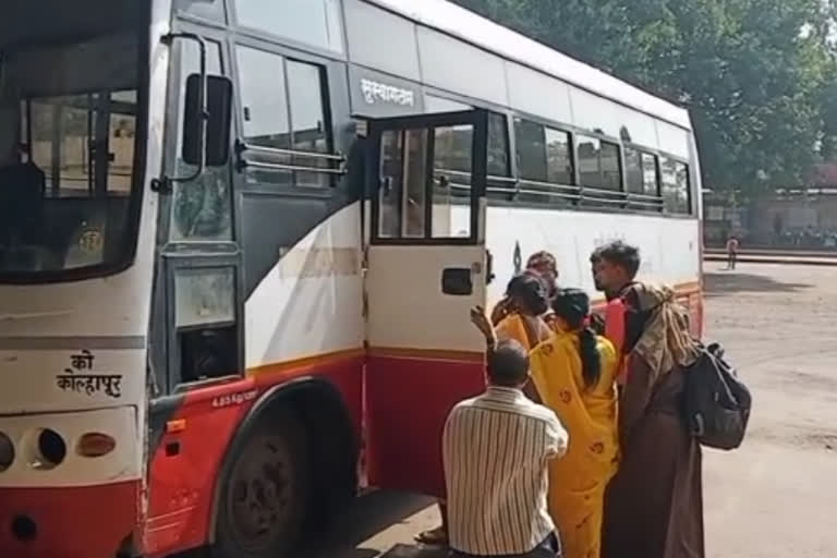 एसटीने प्रवास करण्यासाठी आलेले प्रवासी