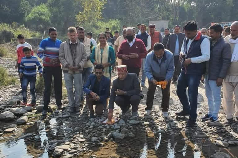 MLA Dr. Rajiv Bindal inaugurated the construction work of Manderwa bridge over Markanda river in Nahan