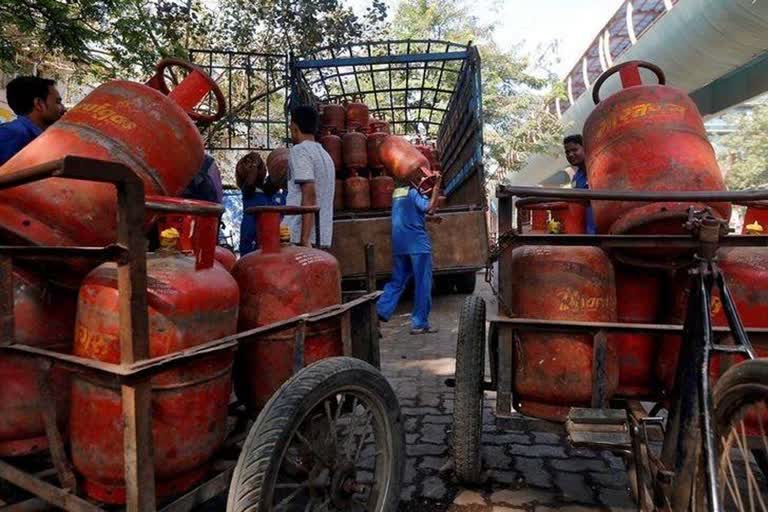 fall in crude oil prices  LPG cylinder price likely to be reduced  LPG cylinder price in india  ക്രൂഡ് ഓയിൽ വില ഇടിയുന്നു  പാചകവാതക സിലിണ്ടറിന്‍റെ വില കുറയാൻ സാധ്യത  ഇന്ത്യയിൽ പാചകവാതക സിലിണ്ടർ വില