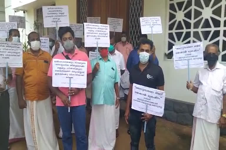 Kadupassery parishioners protest  Iringalakuda diocese headquarters news  day and night protest at Iringalakuda  ഇരിങ്ങാലക്കുട രൂപത  കടുപ്പശ്ശേരി ഇടവക വിശ്വാസികളുടെ രാപ്പകല്‍ സമരം  ഏകീകൃത കുർബാന